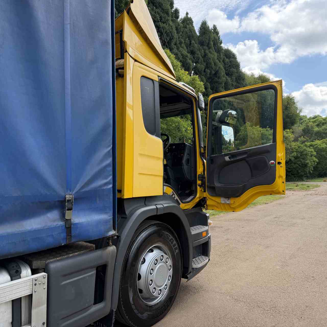 Scania P230 Curtain Side Truck